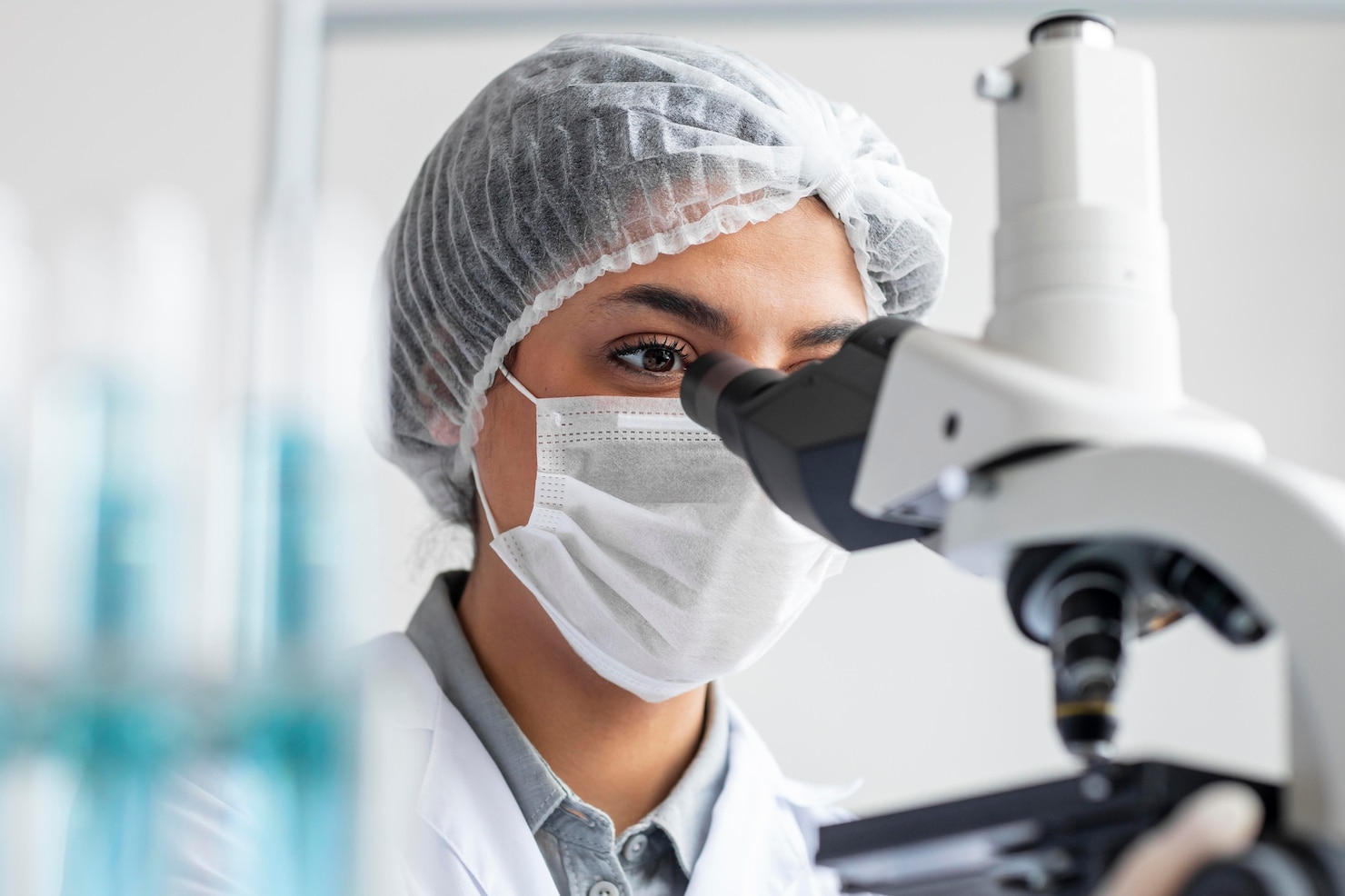 investigador que trabaja microscopio cerca 23 2148882102